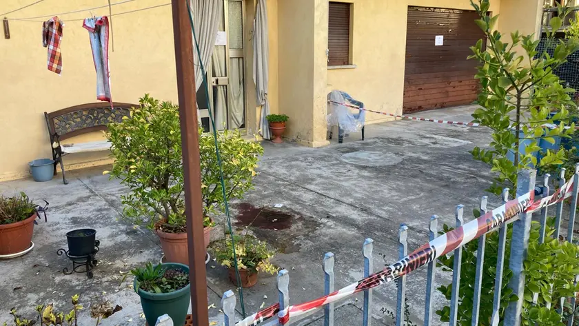 La chiazza di sangue davanti all'abitazione di Mogliano dove è stato trovato il 78enne