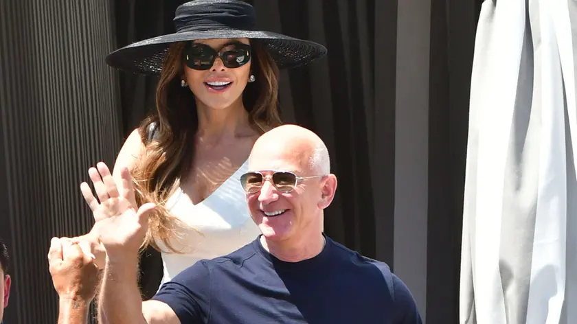 I Bezos all’imbarco sul taxi a Venezia per il loro matrimonio