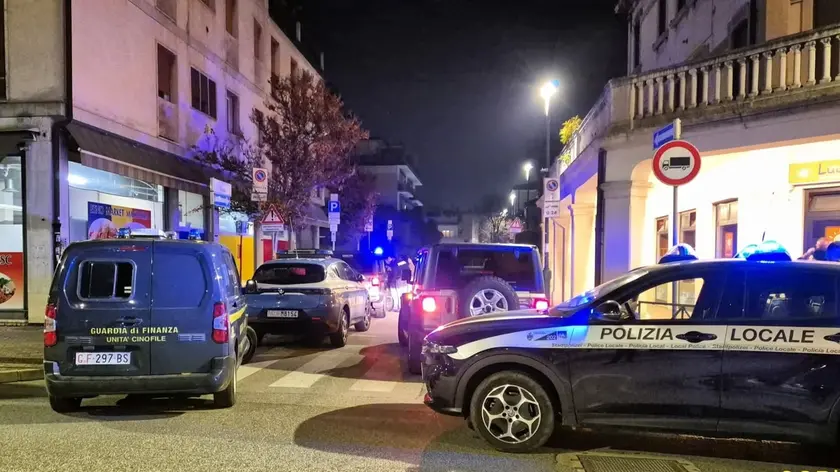 Le forze dell'ordine in via Piave