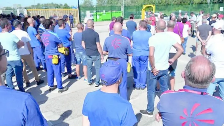 Lavoratori della Superjet davanti allo stabilimento di Tessera