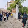 L'esterno del liceo evacuato