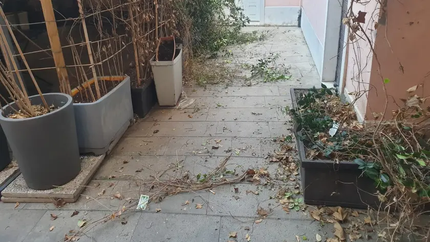 L'esterno del locale dopo il gesto vandalico