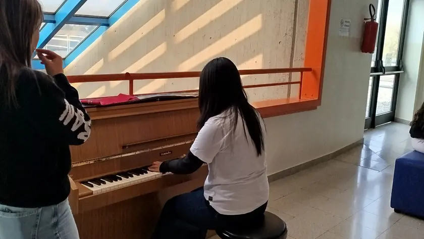 Pianoforte al posto del telefonino all'intervallo, la proposta dell'Einaudi di Montebelluna