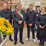 La corona di fiori in memoria di Valeria Solesin