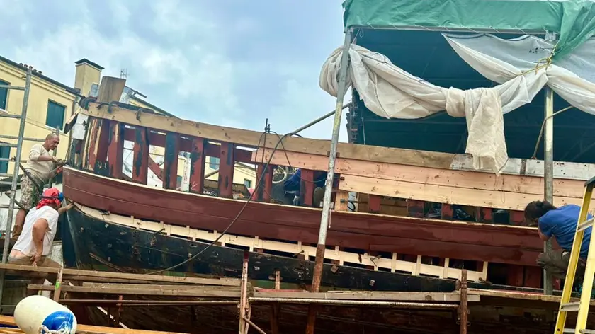La storica imbarcazione durante i lavori di messa a nuovo