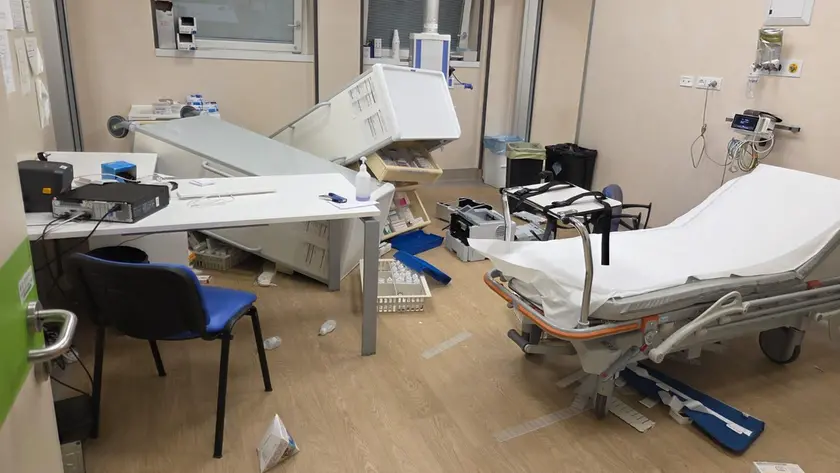 La devastazione nell'ambulatorio del Pronto soccorso di Dolo