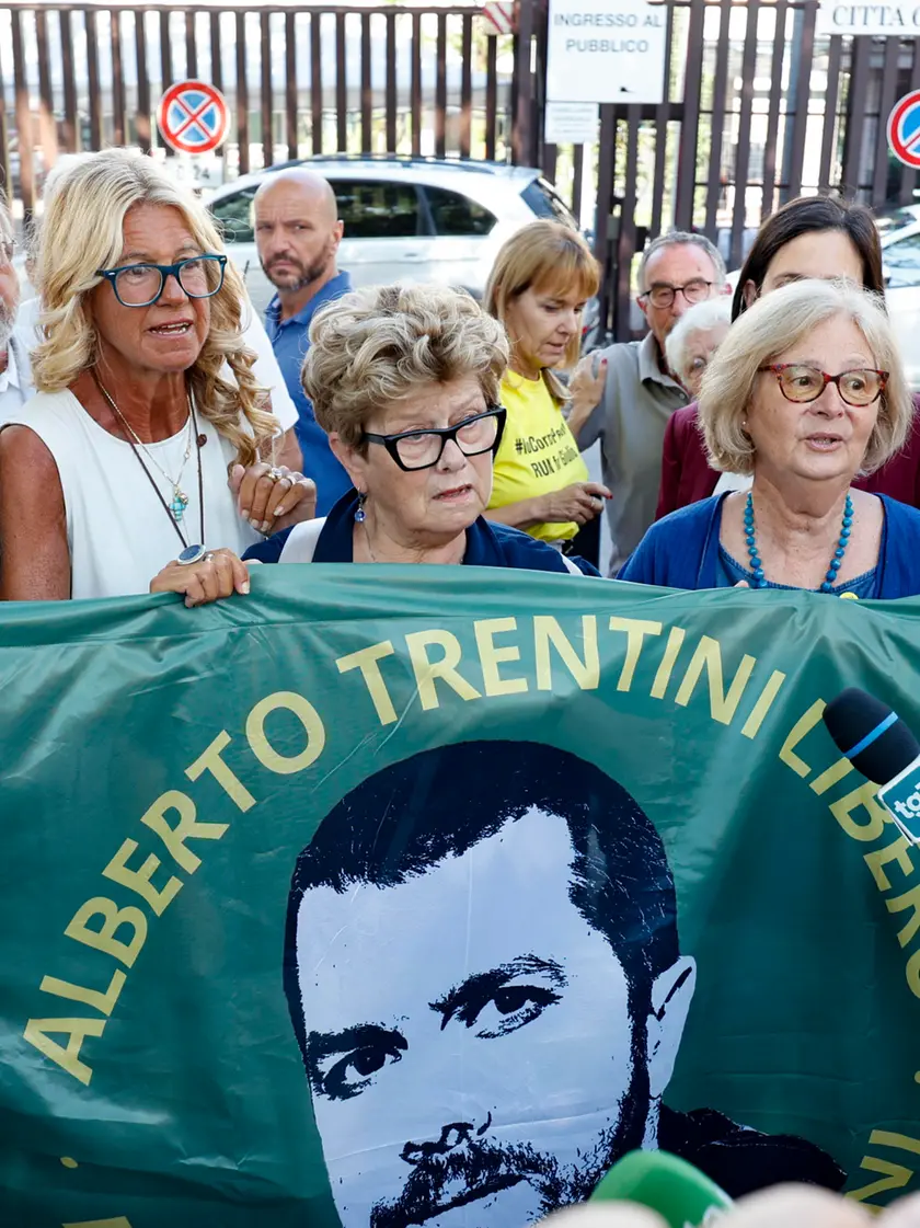 La mamma di Alberto Trentini, Armanda Colusso, ad una manifestazione