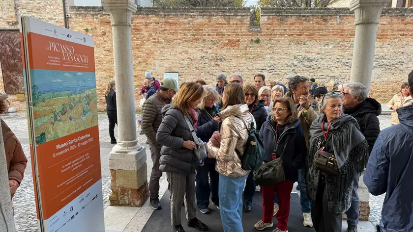 Visitatori in coda per accedere alla mostra