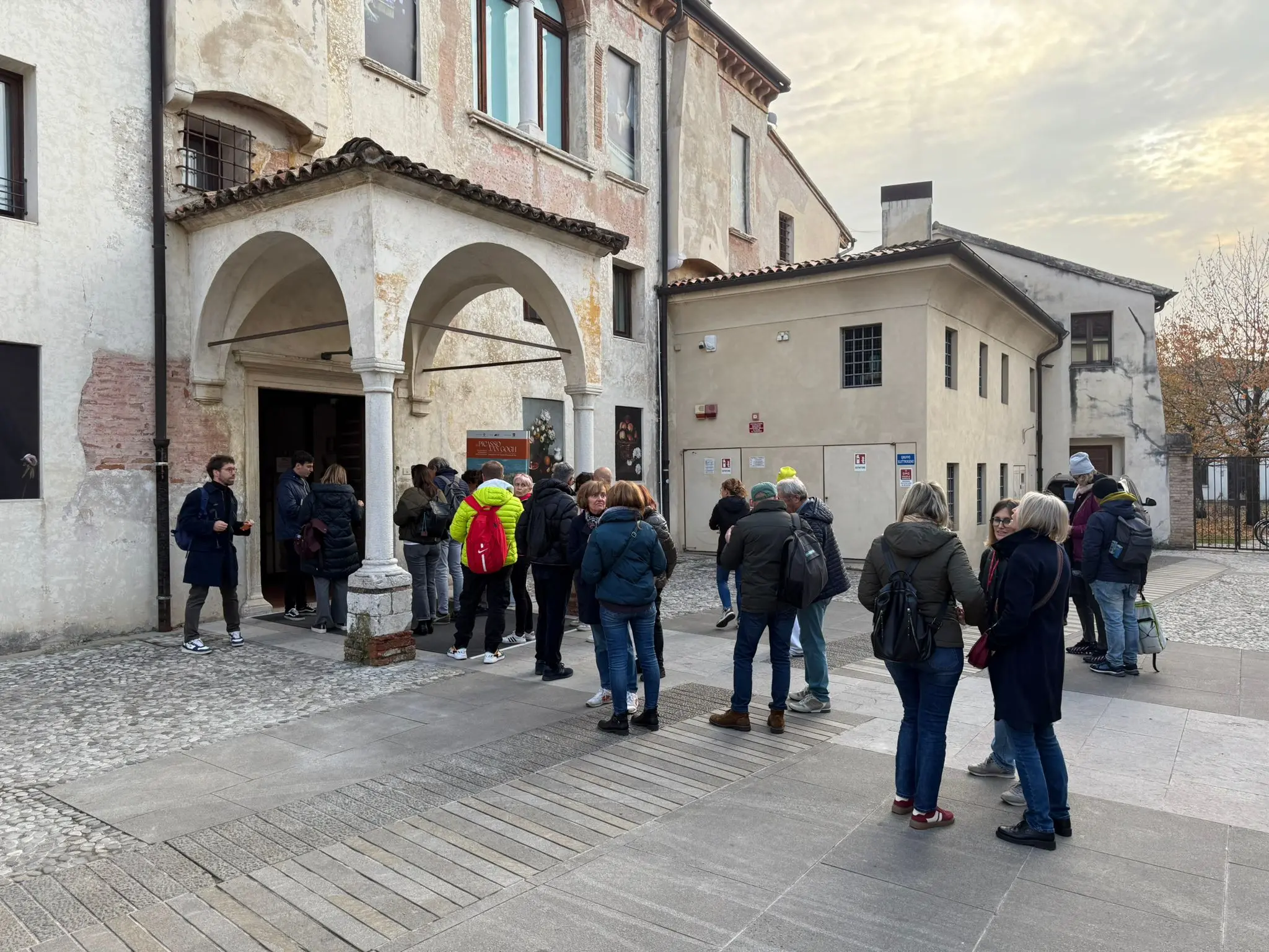 La coda di visitatori al Santa Caterina