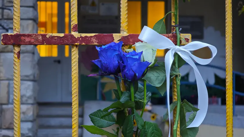 I fiori davanti alla scuola di Giovanni Trame (Lasorte)