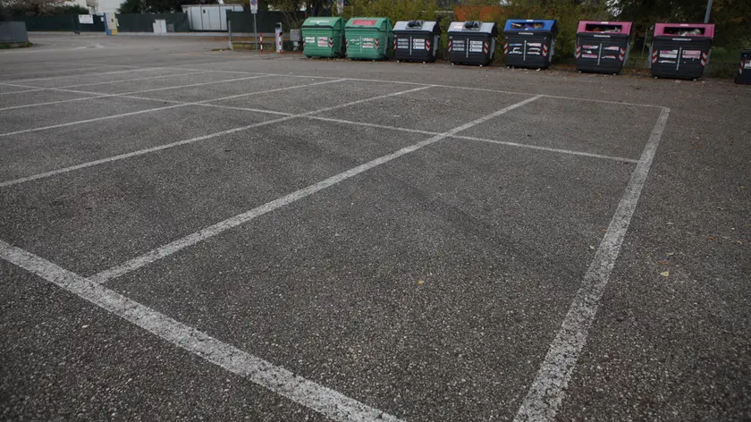 Le tracce lasciate dagli pneumatici nel parcheggio della scuola