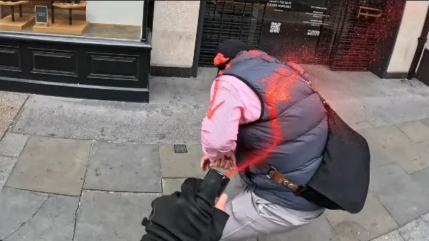 Uno dei borseggiatori marchiato con la vernice rossa a Londra