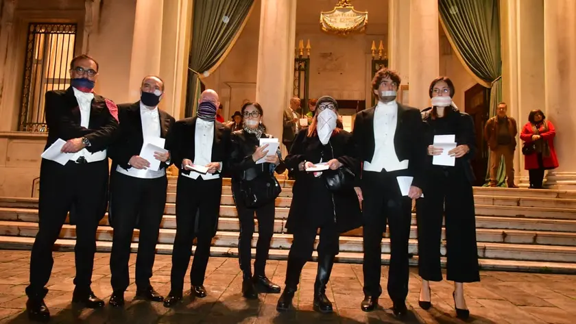 Una protesta degli orchestrali davanti alla Fenice