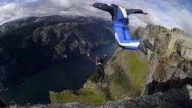 Scomparso un uomo dopo il lancio con la tuta alare