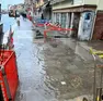 L'acqua alta vicino al ponte delle Guglie