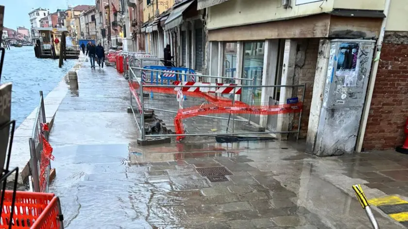 L'acqua alta vicino al ponte delle Guglie