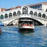 Un vaporetto nei pressi del ponte di Rialto a Venezia