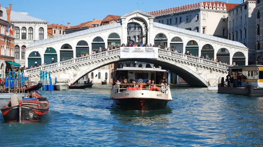Un vaporetto nei pressi del ponte di Rialto a Venezia