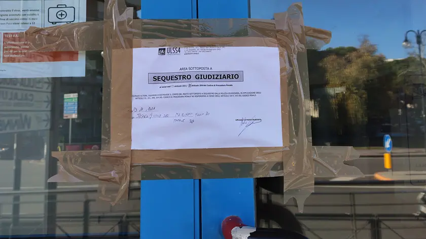 Il cartello che indicava il sequestro del Kursaal dopo la tragedia