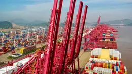 Il porto di Ningbo, in Cina, da dove è partita la nave Istanbul Bridge