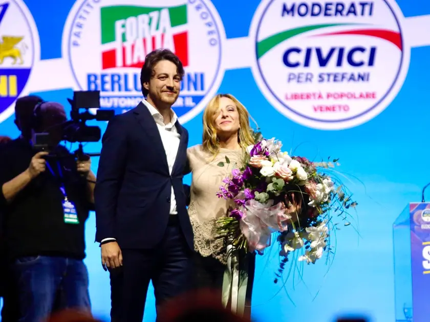 Alberto Stefani sul palco del Geox con Giorgia Meloni