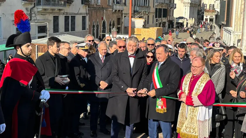 Il taglio del nastro del ponte votivo della Salute