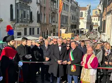 Il taglio del nastro del ponte votivo della Salute