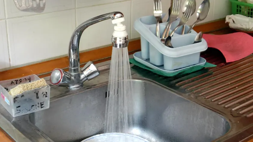 Sms fasullo nelle chat di WhatsApp: nessuna emergenza legionella nell'acquedotto di Veritas