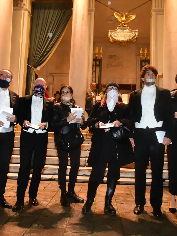 Una protesta degli orchestrali davanti alla Fenice