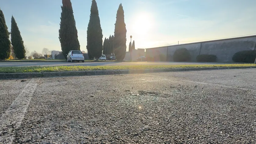 Il luogo della tragedia, il parcheggio del cimitero di Santa Maria di Sala