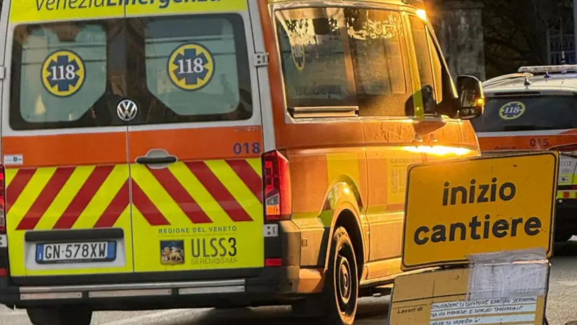 Tenta di buttarsi dal cavalcavia a Mestre, sul posto anche l'ambulanza del 118