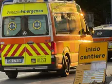 Tenta di buttarsi dal cavalcavia a Mestre, sul posto anche l'ambulanza del 118