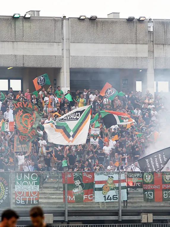 La curva del Venezia durante l'ultimo derby, nel 2018
