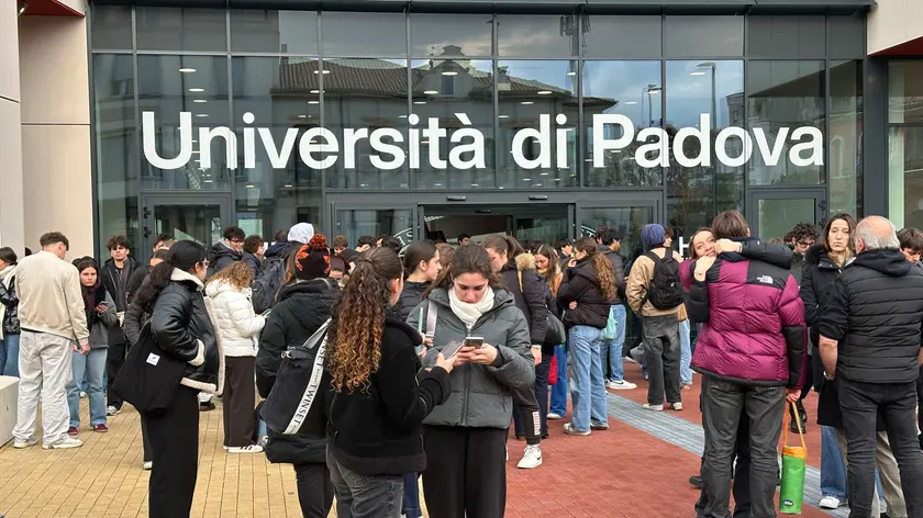 Gli studenti all'uscita dall'esame