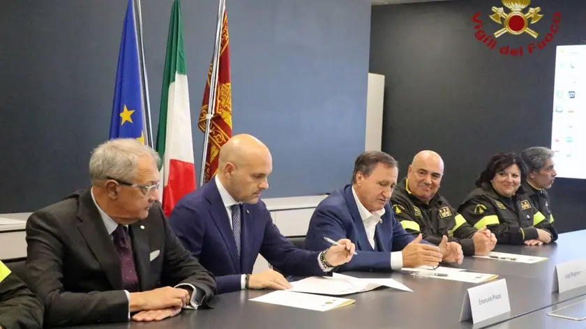 La firma dell'accordo per i voli notturni dell'elicottero dei pompieri