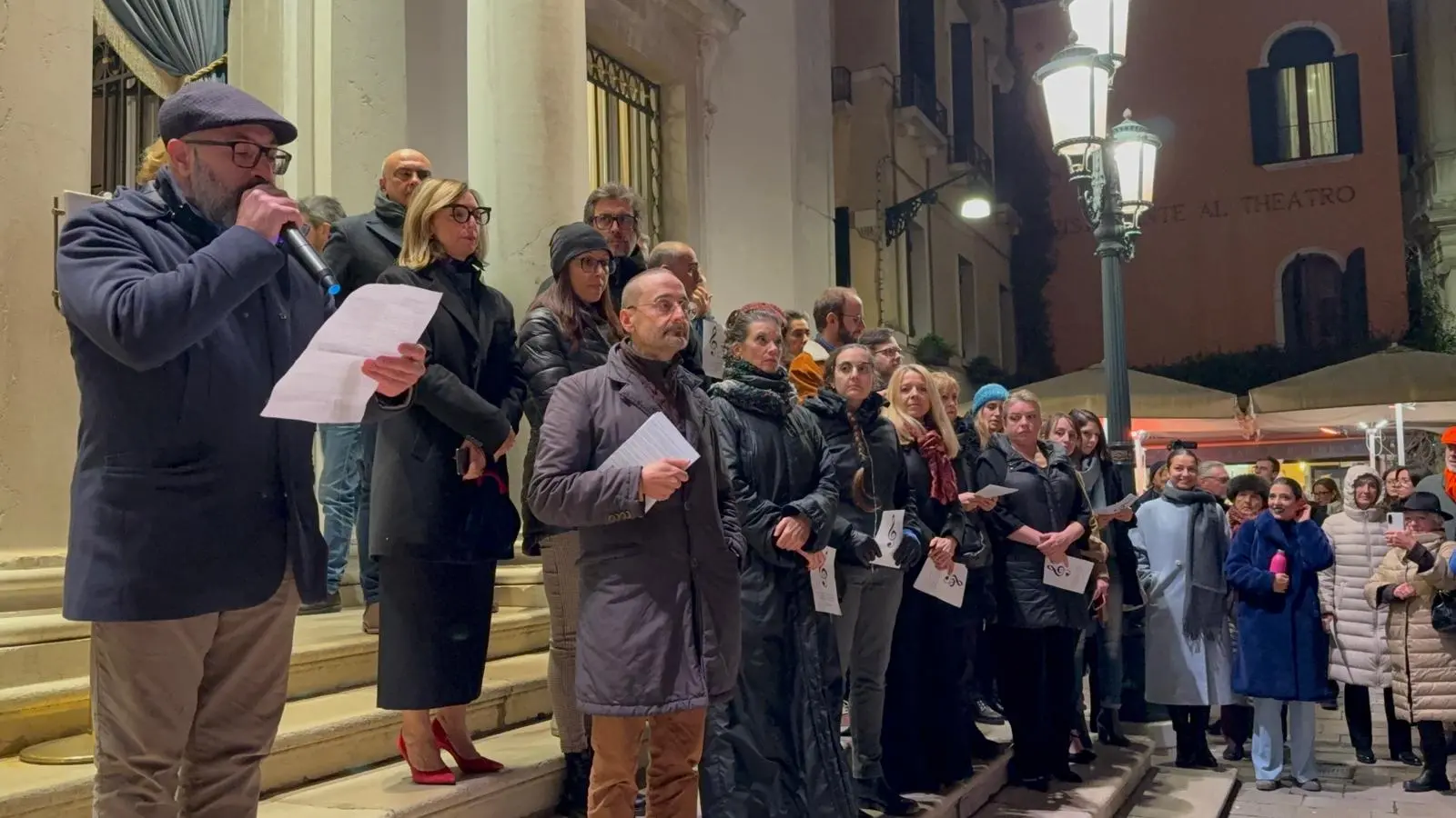 La protesta fuori dal Teatro la Fenice
