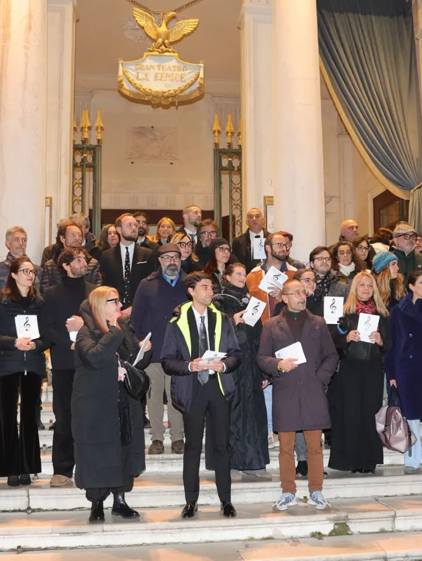 La protesta fuori dal Teatro la Fenice