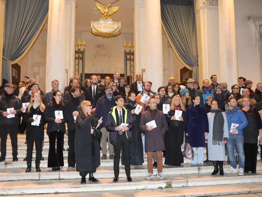 La protesta fuori dal Teatro la Fenice