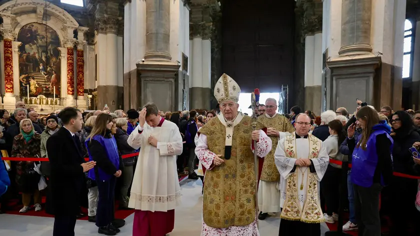 L'ingresso alla Basilica della Salute del patriarca Moraglia