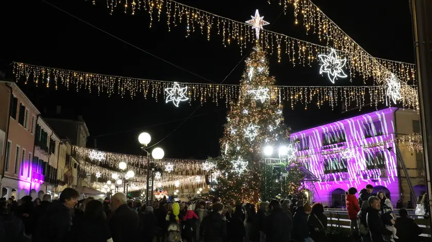 I festeggiamenti in piazza Ferretto a Mestre per l'accensione dell'albero di Natale