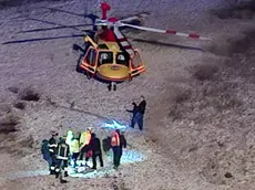 I soccorsi all'adolescente sul greto del Piave