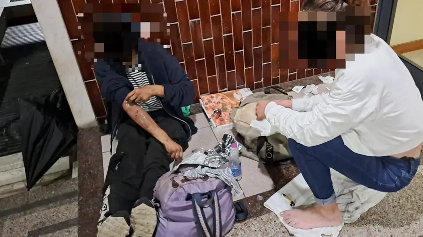 Un tossicodipendente che bivacca in una via di Mestre