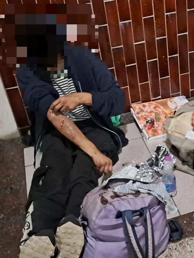 Un tossicodipendente che bivacca in una via di Mestre