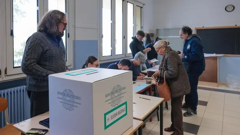 Un seggio elettorale per le Elezioni Regionali in Veneto, dove è stato registrato un crollo dell'affluenza