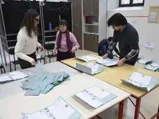 Operazioni di scrutinio in un seggio per le regionali