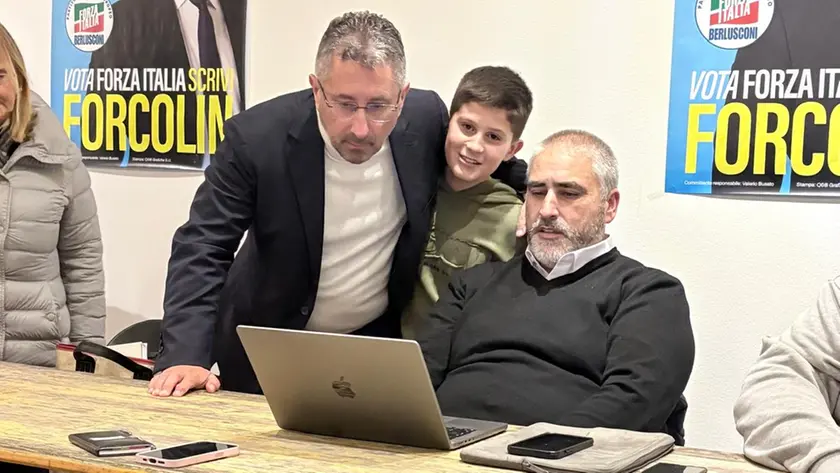 Gianluca Forcolin mentre segue lo spoglio nel suo comitato elettorale