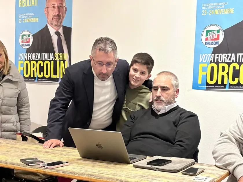 Gianluca Forcolin mentre segue lo spoglio nel suo comitato elettorale