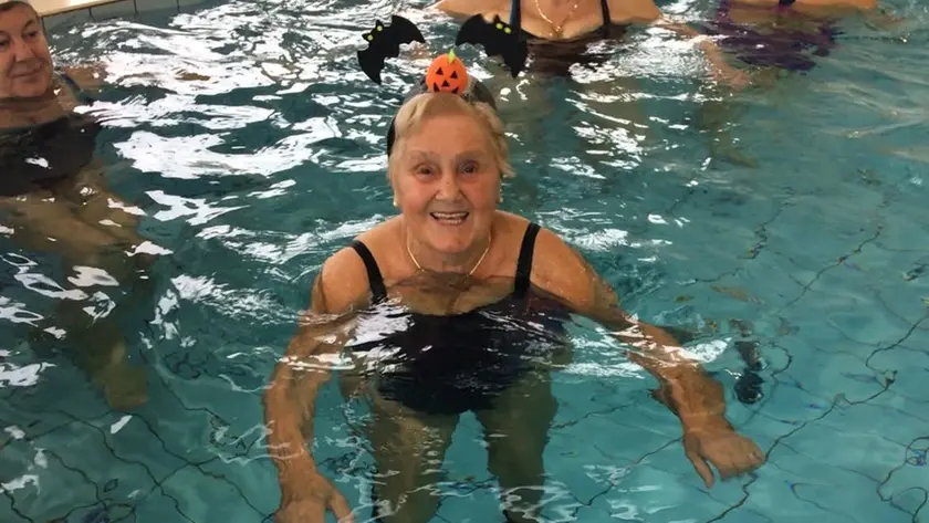 Una sorridente Ada Virgis in piscina a Conselve