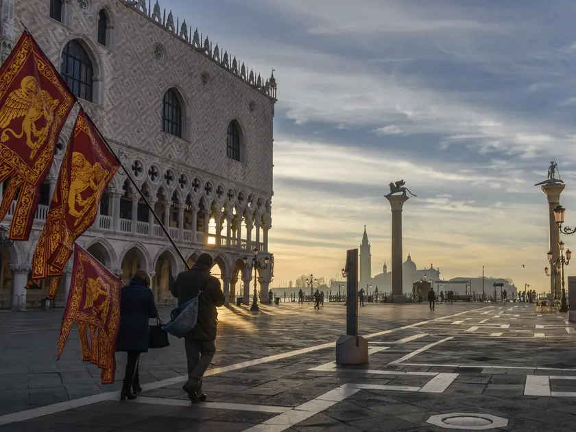 Luca Zaia guarda alla città di Venezia