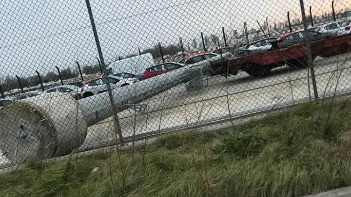 Il pilone caduto sul parcheggio del terminal di Fusina, che ha danneggiato quattro auto (foto Venessia.com)